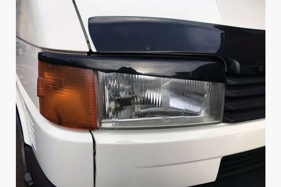 Volkswagen T4 Transporter 1990–2003 Strålkastarögonlock, rak huv (2 st) Blank svart Image