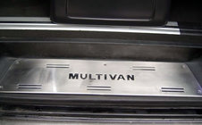 Volkswagen T5 Multivan 2003–2010 Instegsskydd för invändiga trösklar (OmsaLine, rostfritt stål) 3 dörrar, OmsaLine – italienskt rostfritt stål foto 3