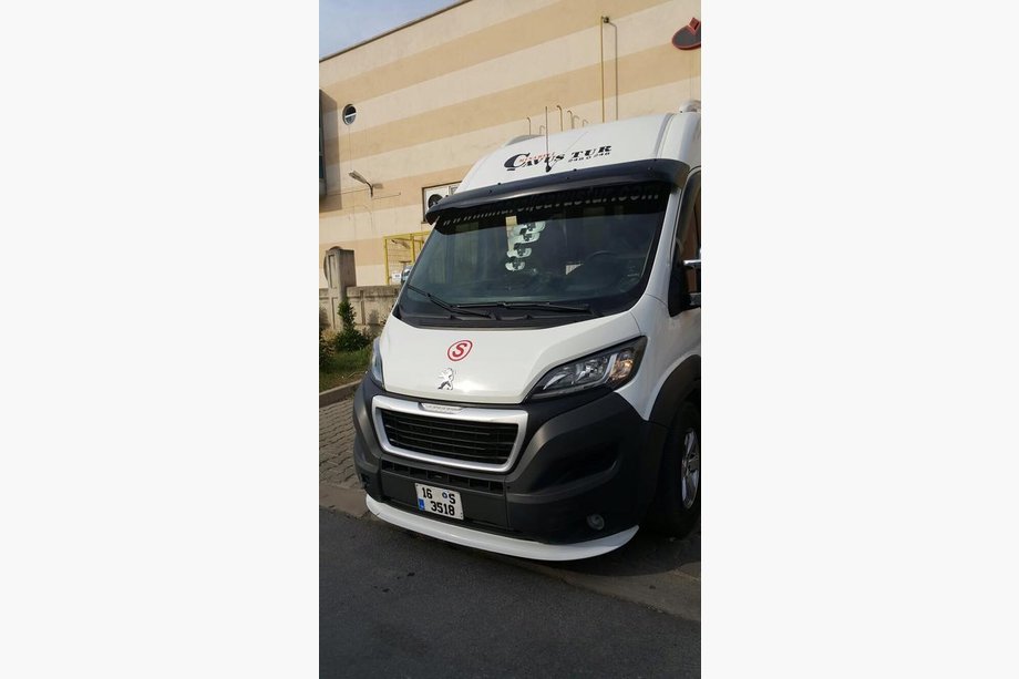 Peugeot Boxer 2006–2025 Vindrutespoiler (svart blank, 5 mm) Foto 6