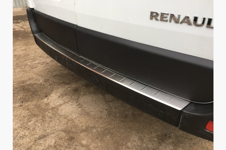 Renault Master 2011–2023 Bakre stötfångarskydd i rostfritt stål Image