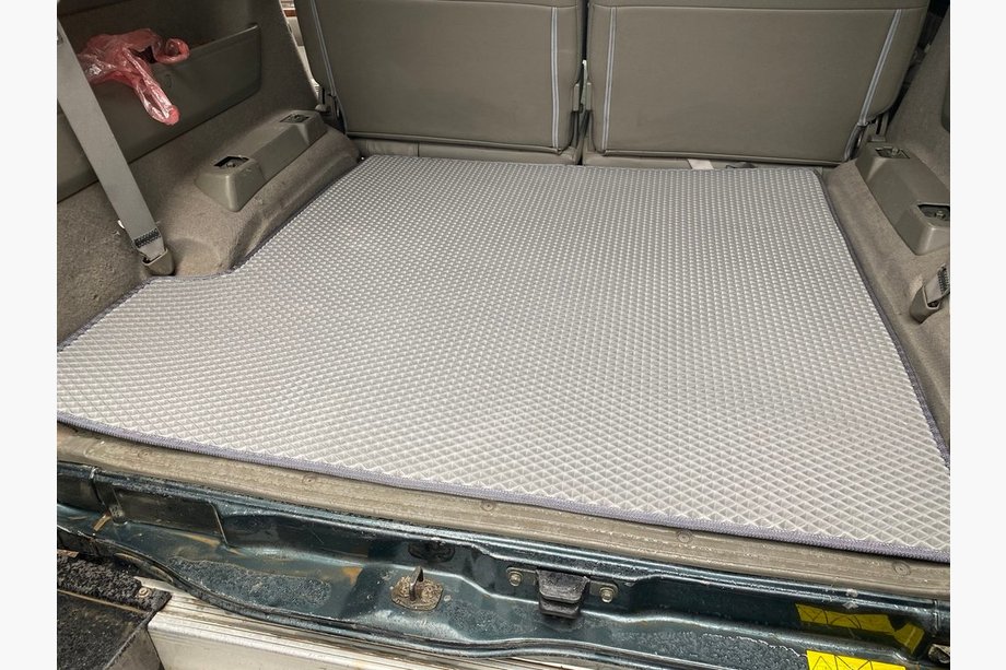 Nissan Patrol Y61 1997–2011 Bagagerumsmatta lång (EVA, grå) Image