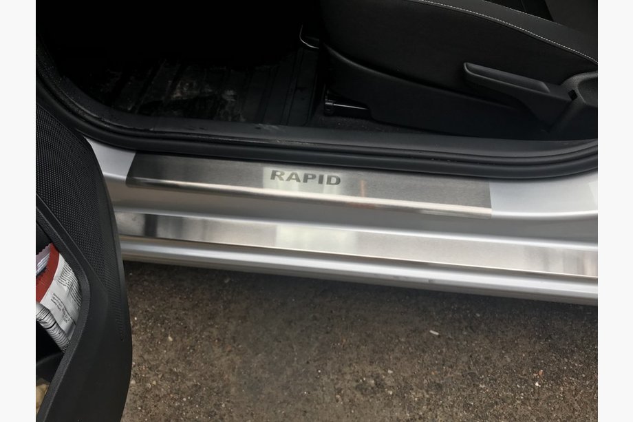 Skoda Rapid 2012–2019 Kromade instegslister Натанико (8 st, rostfritt stål) Standard – Lohmann monteringstejp, 0,5 mm Image