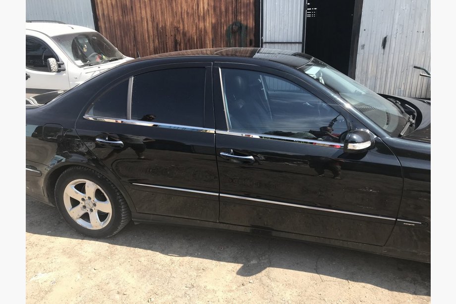 Mercedes E-klass W211 2002–2009 Yttre fönsterlister (rostfritt stål) Foto 5
