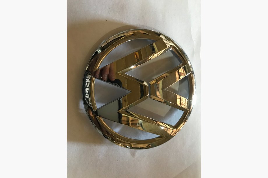 Volkswagen Passat B8 2015–2023 Främre emblem (övre del, original) Image