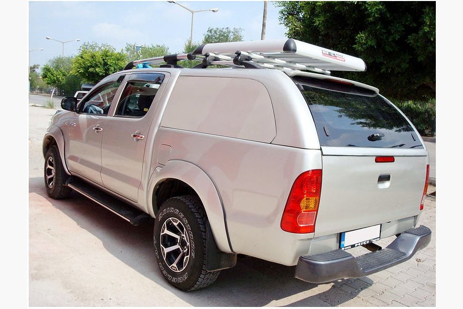 Toyota Hilux 2006–2015 Flakkåpa Canopy Commercial Image
