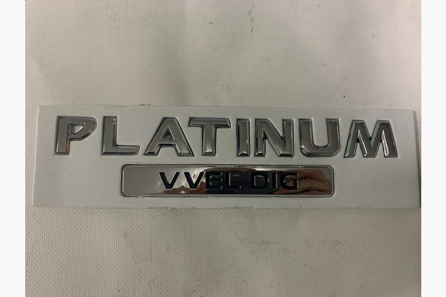 Nissan Patrol Y62 2010–2024 Platinum-emblem Image