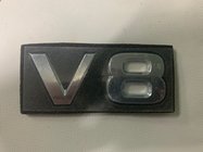 Nissan Patrol Y62 2010–2024 V8-emblem foto 1