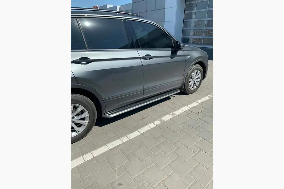 Volkswagen Tiguan 2016–2023 OEM sidosteg för standardutförande (2 st, aluminium) Image