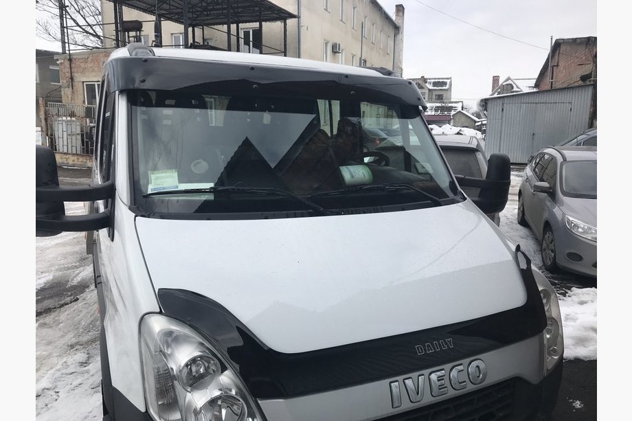 Iveco Daily 2006–2014 Vindrutevisir V1 (svart blank, 5 mm) Image