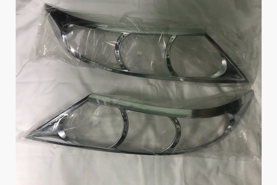 Kia Sorento II XM 2009–2014 Strålkastarlister 2010-2013 (2 st, plast) Image