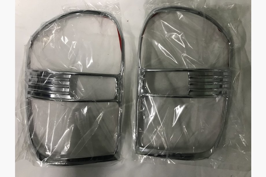 Toyota Rav 4 2001–2005 Bakljuskåpor 2001-2003 (2 st, plast) Image