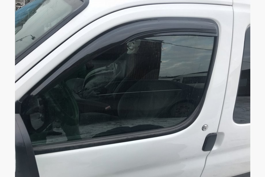 Peugeot Partner 1996–2008 Svarta vindavvisare (2 st, DDU-Aomis) Image