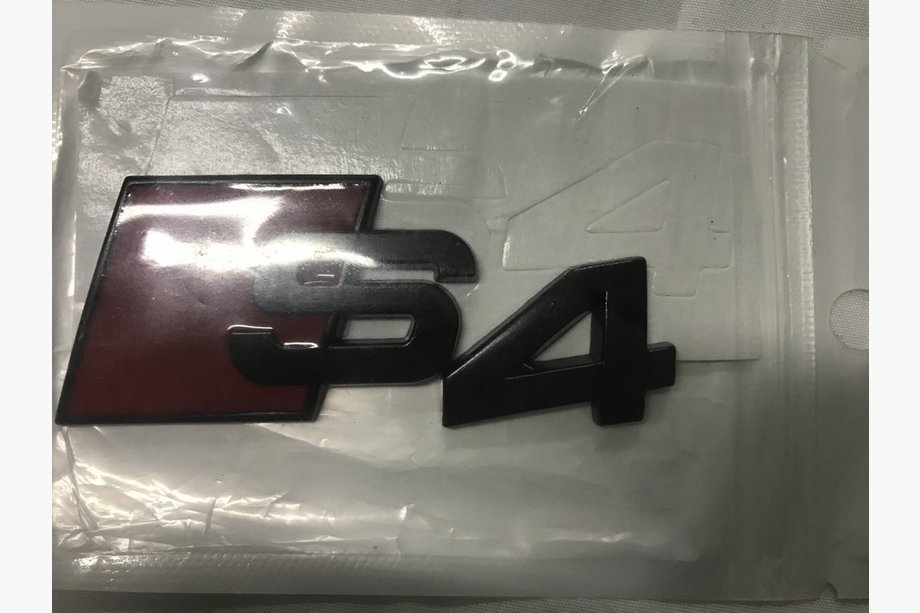 Audi A4 B6 2000–2004 S4-emblem (svart) Image