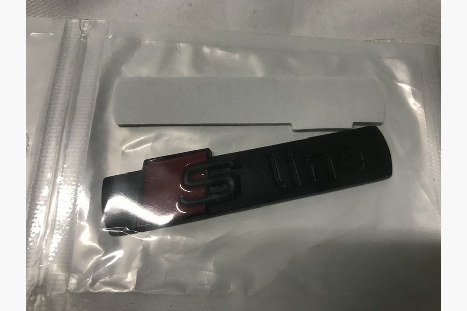 Audi Q7 2005–2015 S-Line-emblem (svart) Image