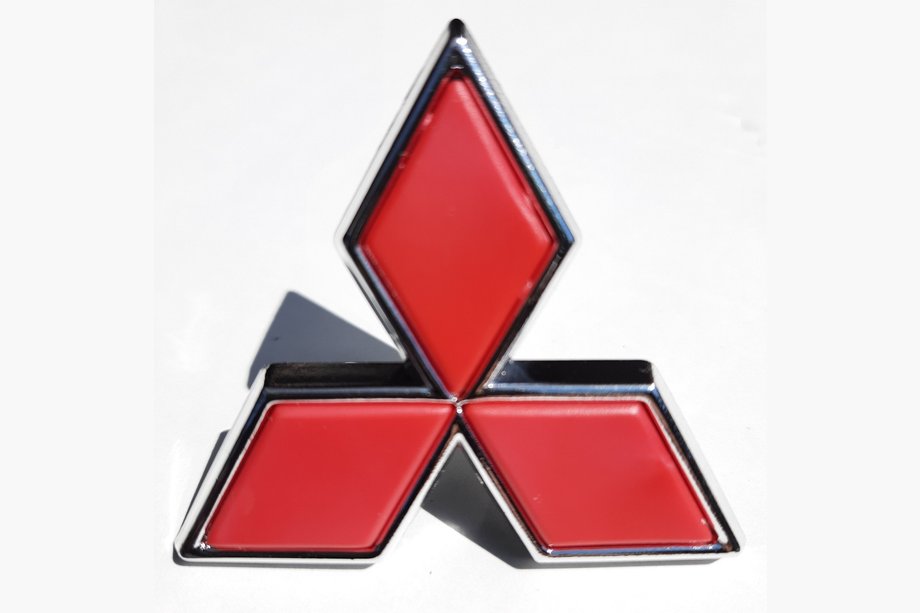 Mitsubishi Galant 1992–1998 Rött emblem (47 mm bredd, 43 mm höjd) Image