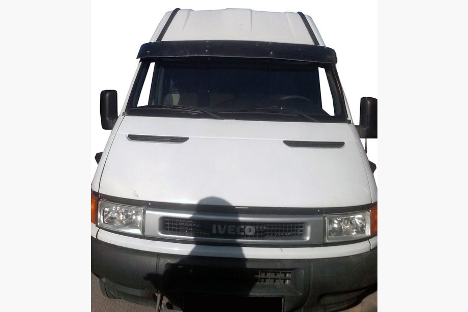 Iveco Daily 1999–2006 Vindrutevisir V1 (svart blank, 5 mm) Image