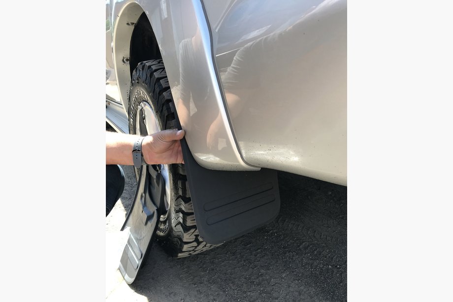 Toyota Hilux 2006–2015 Korta bakre stänklappar (2 st.) Foto 1
