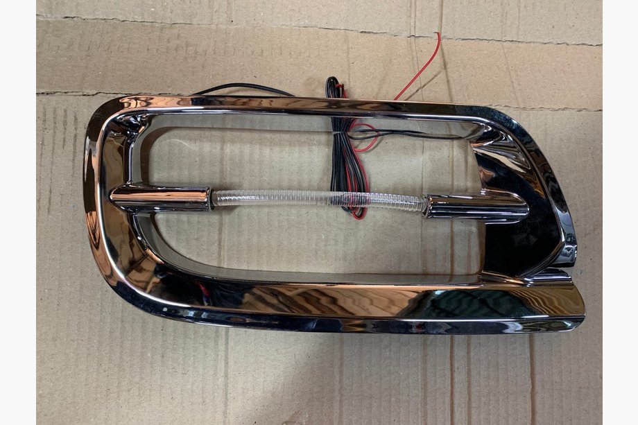 Toyota Land Cruiser 100 1998–2007 Kromlister till dimljus (2 st, blå LED) Image