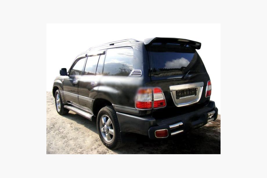 Toyota Land Cruiser 100 1998–2007 Bakre kromlist runt registreringsskylten (plast) Foto 1
