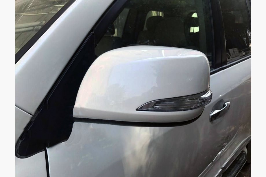 Toyota Land Cruiser 200 2007–2021 Spegelkåpor (med sidoblinkers/upprepning, 2014 års utförande) Image