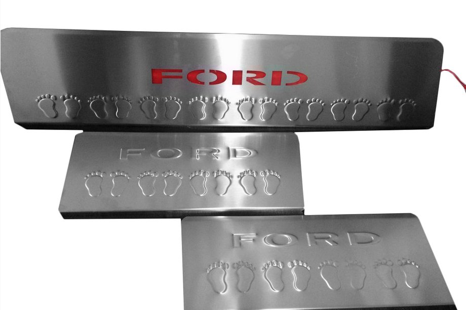 Ford Transit 2014– LED-instegsskydd, röda (3 st, rostfritt) Image