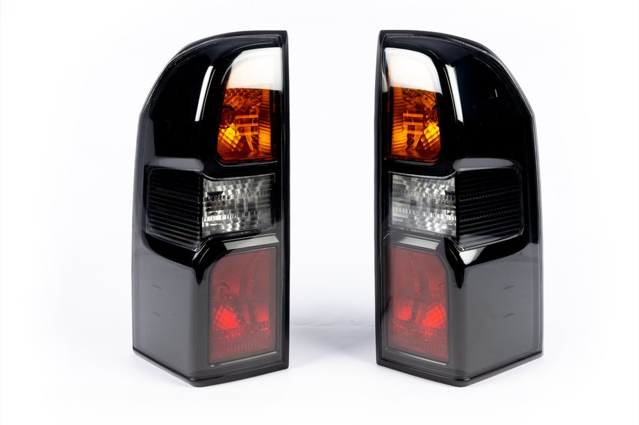 Nissan Patrol Y61 1997–2011 Baklyktor Dark Safari (2004-2008, 2 st) Image