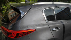 Kia Sportage 2015–2021 Trekantig list till bakdörr (rostfritt stål) foto 1