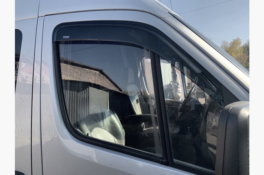 Mercedes Sprinter W906 2006–2018 Självhäftande fönsterdeflektorer (2 st, Niken) Image