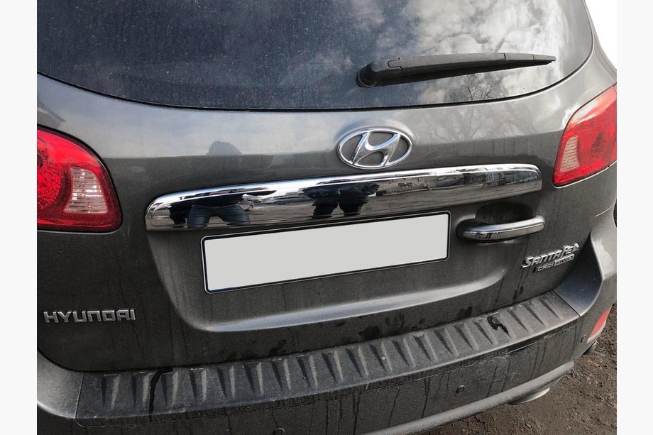 Hyundai Santa Fe 2 2006–2012 List ovanför registreringsskylten (rostfritt stål) Image