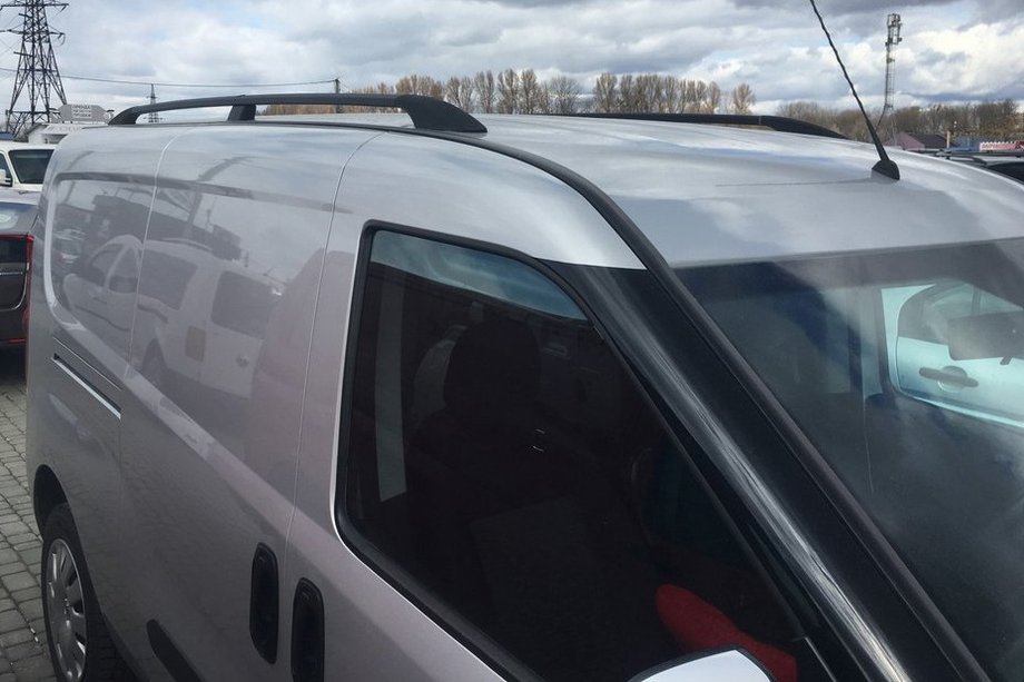Fiat Doblo II 2010–2022 svarta takrails Maxi, plastfötter Image