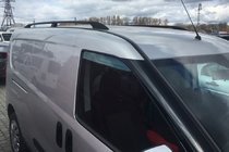Fiat Doblo II 2010–2022 svarta takrails Maxi, plastfötter foto 1