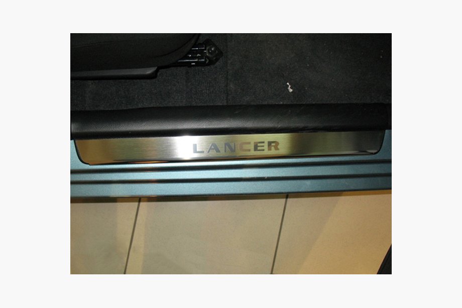 Mitsubishi Lancer 9 2004–2008 Instegslister Nataniko (4 st, rostfritt stål) Nataniko Premium instegsskydd (4 st, rostfritt stål) Image