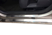 Skoda Octavia II A5 2010–2013 Kromade instegslister Натанико (8 st, rostfritt stål) Standard – Lohmann monteringstejp, 0,5 mm foto 1