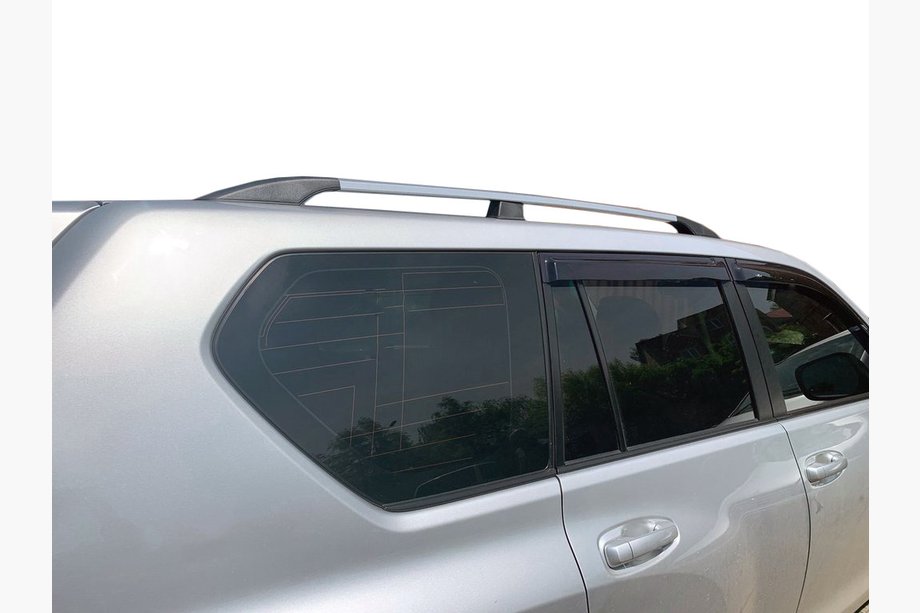 Toyota Land Cruiser Prado 150 2009–2023 Takrails – turkisk design (krom, 2 st) plastfötter Image