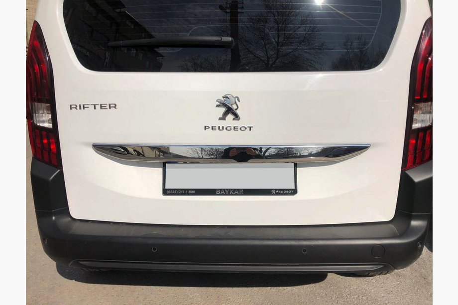 Peugeot Partner/Rifter 2019– Rostfri list ovanför registreringsskylten Image