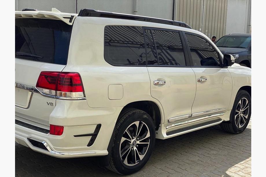 Toyota Land Cruiser 200 2007–2021 Restyling ombyggnadskit från LC200 2008-2015 till LC 2022 TRD EWAN Foto 7