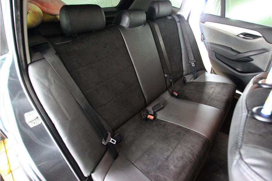 BMW X1 E84 2009–2015 Sätesskydd i konstläder+tyg+Alcantara Antara A001 (komplett sats för hela kupén) Image