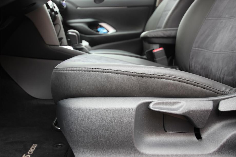 Toyota Yaris/Yaris Cross (XP210) 2020– Sätesskydd i konstläder+tyg+Alcantara Antara A001 (komplett sats för hela kupén) Foto 15