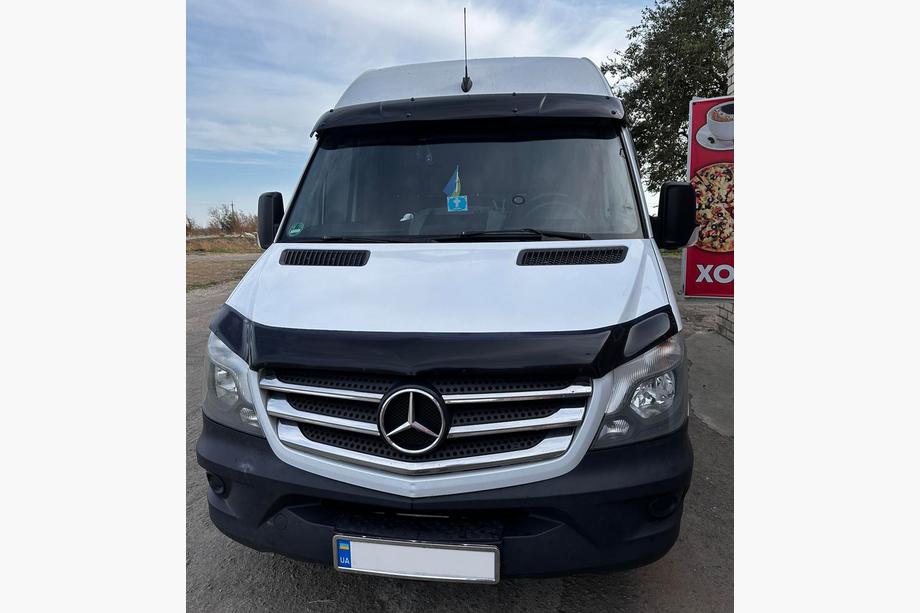 Mercedes Sprinter W906 2006–2018 Solskärm för vindruta med ram V2 (svart blank, 5 mm) Foto 12