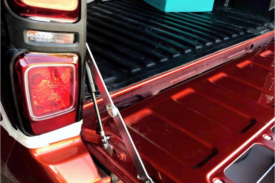 Isuzu D-Max 2019– Gasfjädrar till baklucka Image