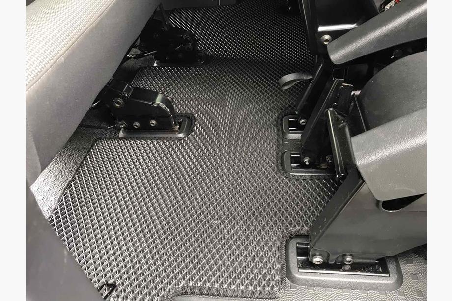 Volkswagen T5 2010–2015 EVA bilmattor V2 (lång hjulbas, komplett kupéset, svarta) Image