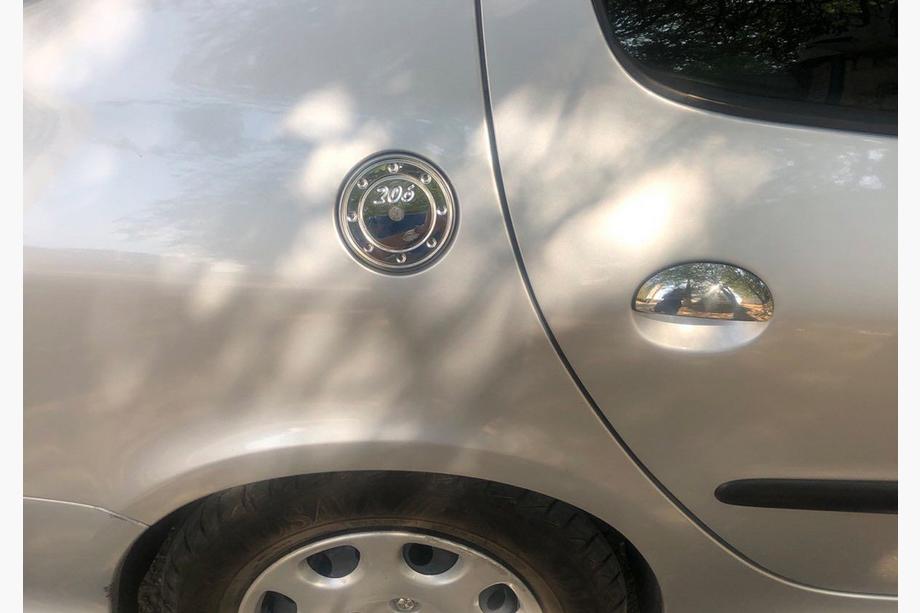 Peugeot 206 1998–2024 Tankluckeskydd (rostfritt stål) Foto 2
