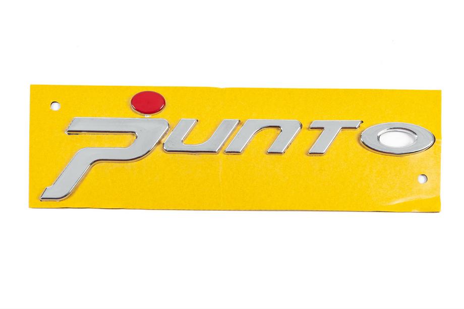 Fiat Punto Grande/EVO 2006–2018 Punto textemblem för Grande (röd punkt, 1518b) Image