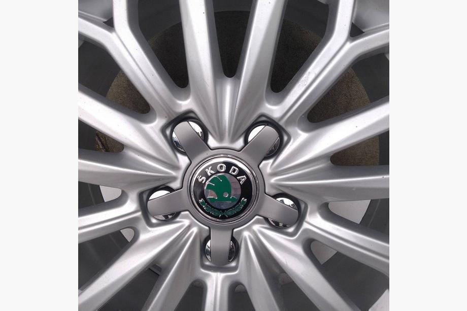 Skoda Klistermärken för fälgcentrumkåpor 56 mm J1009 (4 st.) Image