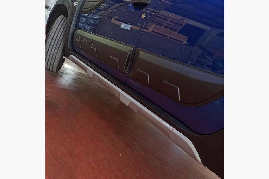 Dacia Duster 2018–2024 EuroCap tröskellister/side skirts (2 st, grå) Image