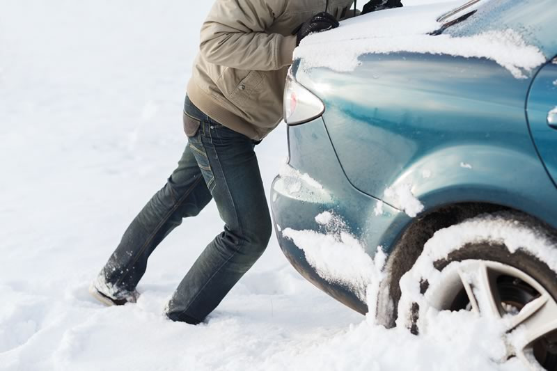 Vad gör du om bilen fastnar i snön?