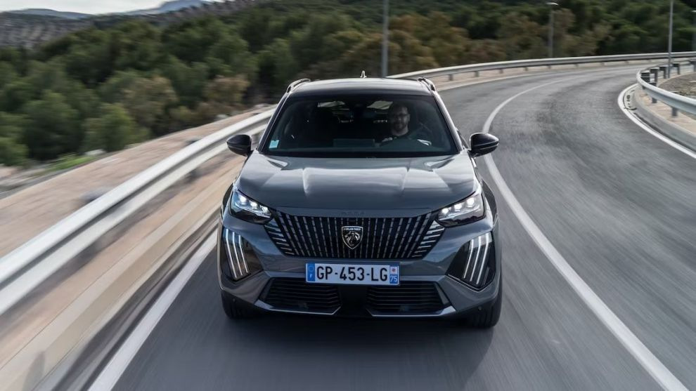 Uppdaterad kompakt crossover Peugeot 2008