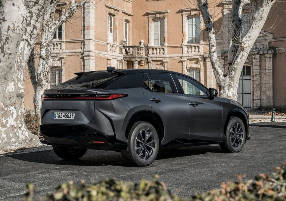 Elektriska Lexus RZ-crossovern får en mer prisvärd version – 300e