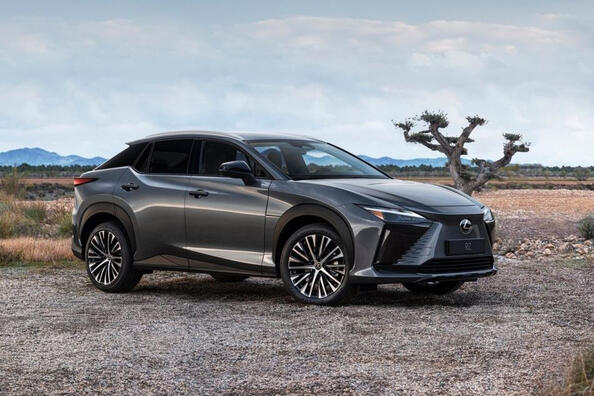 Elektriska Lexus RZ-crossovern får en mer prisvärd version – 300e