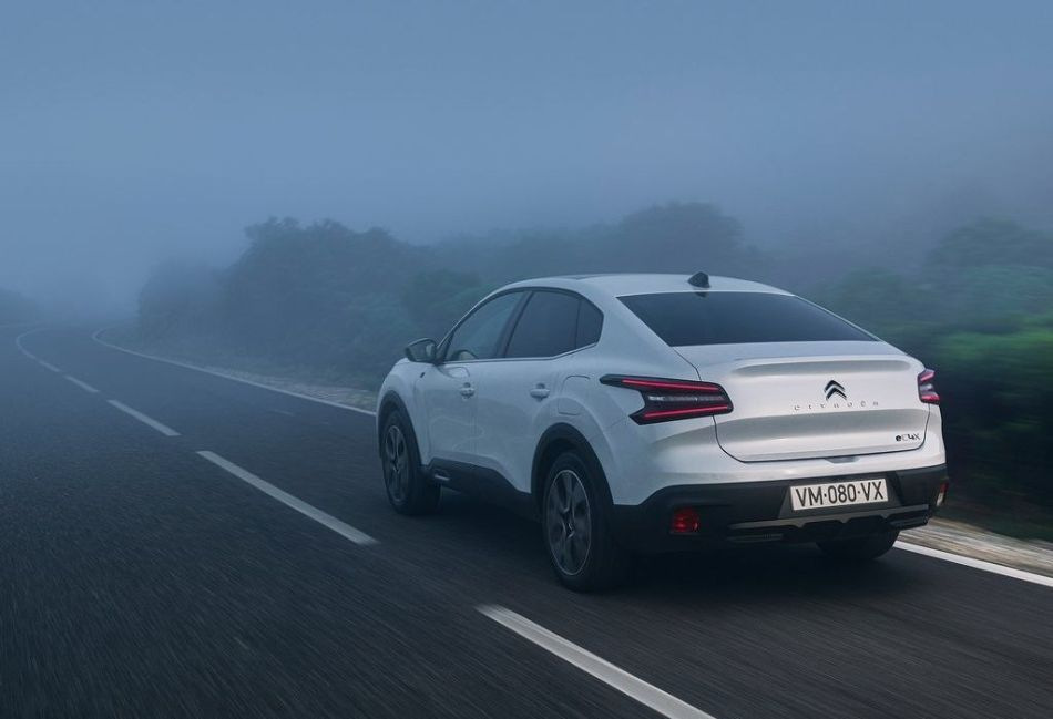 Test av den 'crossover'-lika sedanen Citroen C4 X